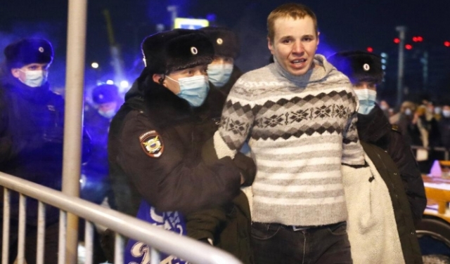 توتّر في موسكو: اعتقال المعارض العائد إلى بلاده نافالني وبعض مناصريه