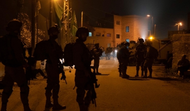 الاحتلال يعتقل 17 فلسطينيا بالضفة ويصيب صحافيا