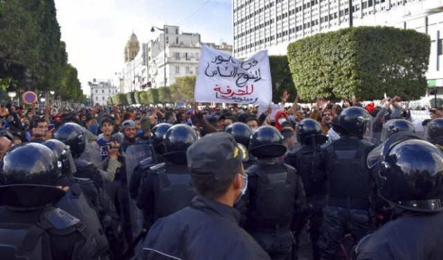 مقتل متظاهر جراء المواجهات بين التونسيين وقوات الأمن