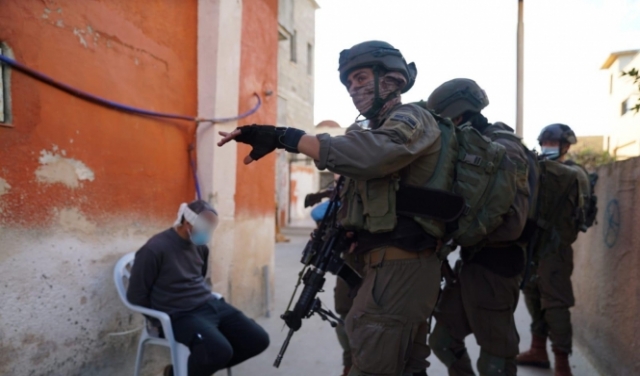 مداهمات بالضفة والقدس واعتقالات طالت 25 فلسطينيا