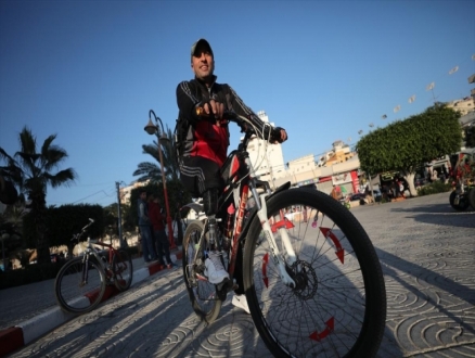 "دراجو البتر": فريق بغزة من مبتوري الأقدام يتحدى ما خلفه رصاص الاحتلال