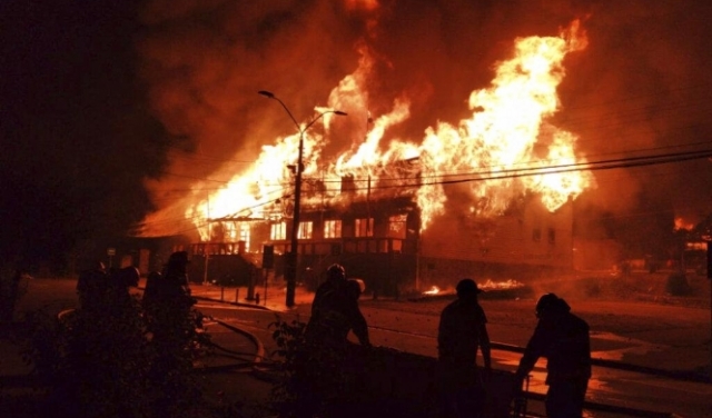 تشيلي: الشرطة تقتل فنانا ومتظاهرون يحرقون مباني حكومية
