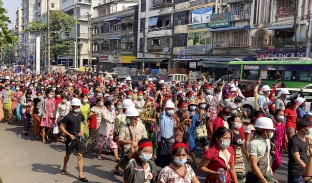 رغم الاعتقالات في بورما: عشرات آلاف يتظاهرون رفضا للانقلاب