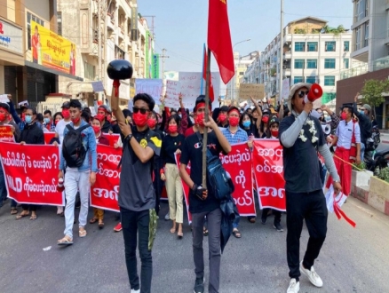 بورما: المئات يتظاهرون ضد الانقلاب ويدعون لإضراب عام