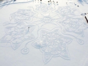 فنلندا: فنان يرسم على الثلج بأقدامه 