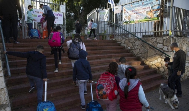 الصحة الإسرائيلية تحذر من تفشي كورونا بصفوف الأطفال