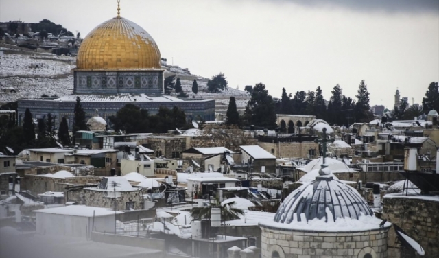القدس المحتلة تكتسي بالثلوج