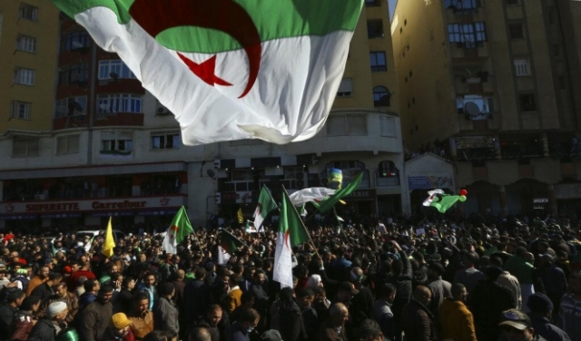 الجزائر: بدء الإفراج عن معتقلي احتجاجات الحراك بعفو رئاسي 