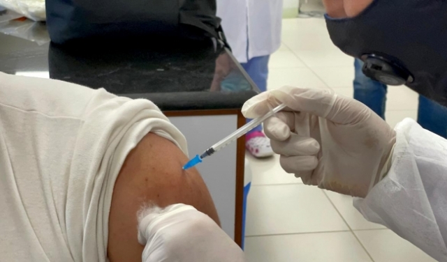 السلطة الفلسطينيّة: اتفاق مع الاحتلال لتطعيم 100 ألف عامل
