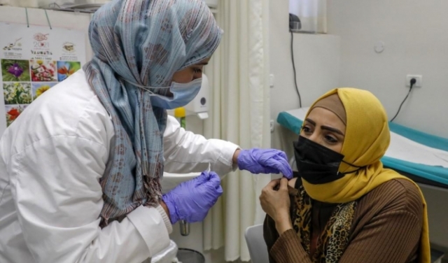 نصف الإسرائيليين تلقوا التطعيم: نسبة الإقبال في المجتمع العربي متدنية