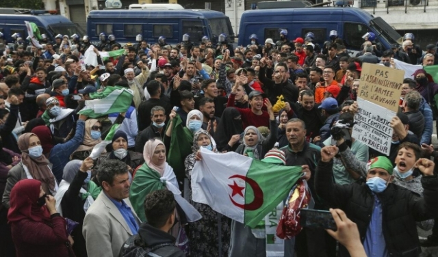الجزائر: السجن 7 سنوات لناشط سياسي ومواجهات ليلية