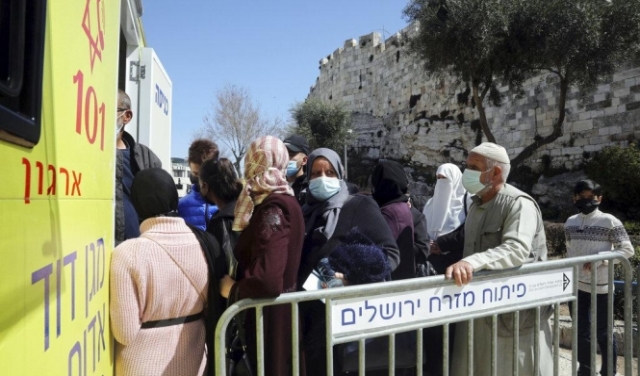 الاحتلال يرجئ تطعيم العمال الفلسطينيين إلى موعد غير محدّد