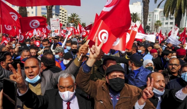 تونس: العشرات يتظاهرون للاحتجاج على تردّي الأوضاع
