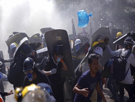 بورما: قتيلان بالاحتجاجات ضد الانقلاب العسكري