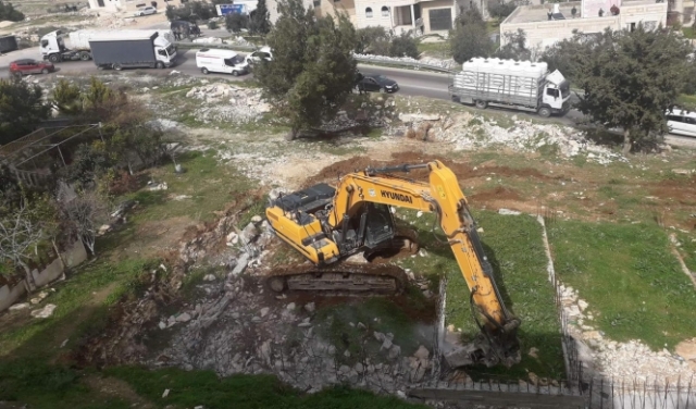 الاحتلال يهدم منزلا قيد الإنشاء وبئر مياه قرب الخليل