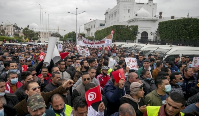 تونس: مئات عناصر الأمن يحتجّون أمام مقر الحكومة