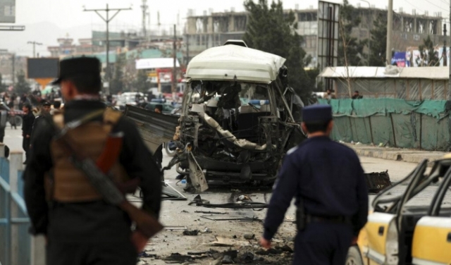 عشرات القتلى والجرحى بتفجير حافلة وإسقاط مروحية بأفغانستان