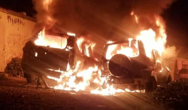 القدس: مستوطنون يحرقون سيارتين ويخطون شعارات عنصرية ببيت إكسا