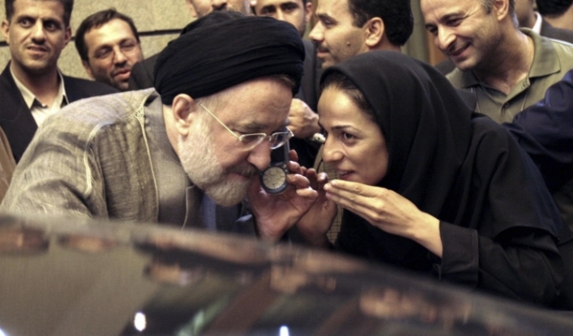 انتقادات لخاتمي إثر مقال حمل انتقادات حادّة