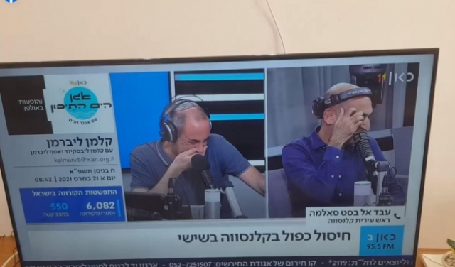 صحافيان إسرائيليان يستهزئان برئيس بلدية قلنسوة.. وغضب على الشبكة