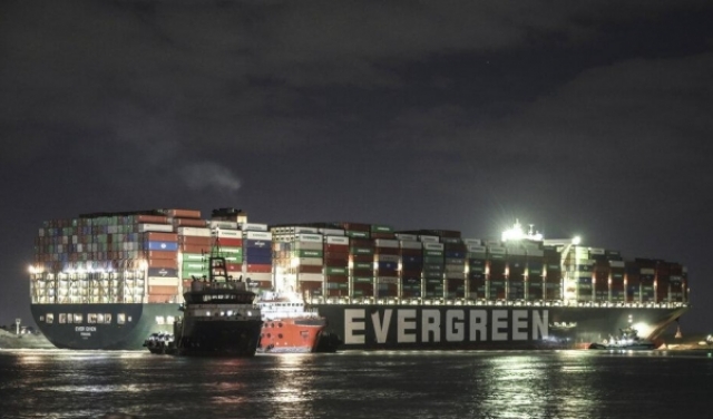 أزمة السويس: أعمال الشد بالقاطرات لتعويم السفينة الجانحة مستمرة