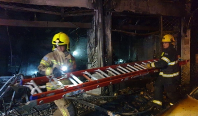 حيفا: 4 إصابات إحداها خطيرة إثر حريق في محل تجاري