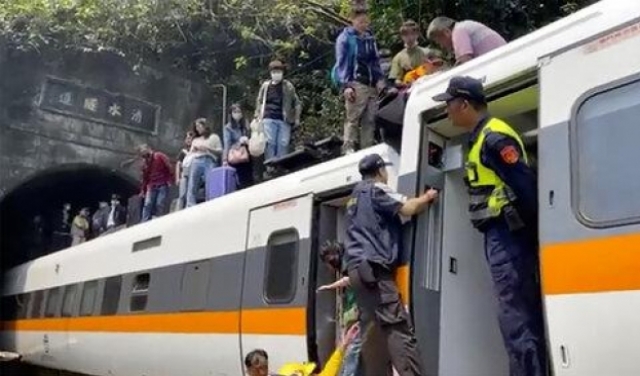 تايوان: مصرع 36 شخصا بخروج قطار عن السكة
