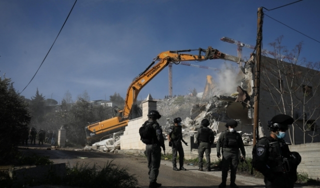 الاحتلال يهدم ثلاث منشآت بالعيسوية ويعتقل 16 فلسطينيا بالضفة