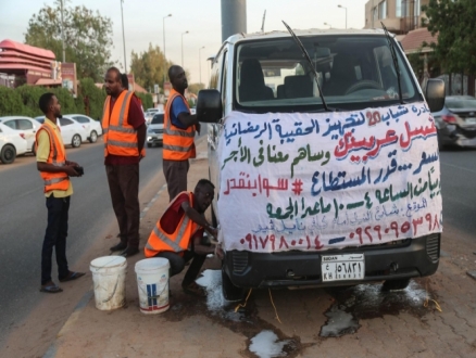 "غسّل عربيتك.. وساهم معنا بالأجر": مبادرة شبابيّة سودانيّة لإطعام فقراء برمضان
