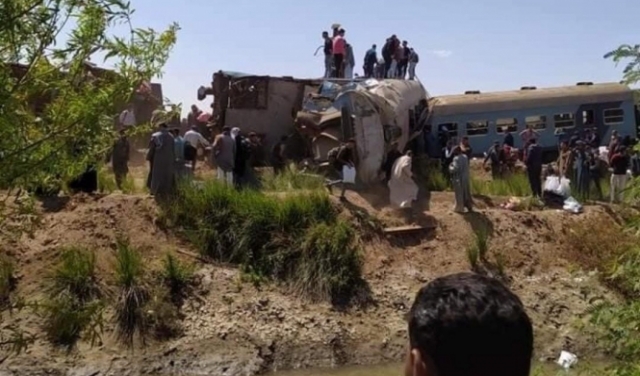 حادث قطارات مصر: السائق ومساعده كانا خارج غرفة القيادة