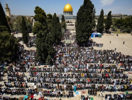 رغم قيود الاحتلال: 70 ألف مصلٍّ بالأقصى في الجمعة الأولى من رمضان