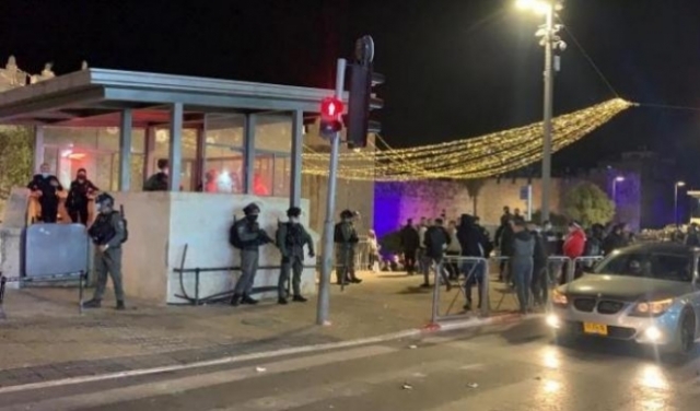 شرطة الاحتلال تمنع المقدسيين من التجمهر عند مدرج باب العامود