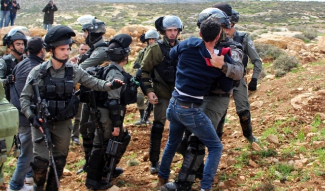 بواسطة كاميرات هواتفهم النقالة: قوات الاحتلال تٌنكل بالمعتقلين الفلسطينيين