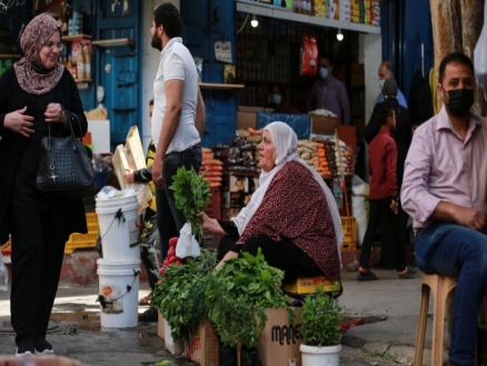 الجائحة زادت فقراء غزة فقرًا.. المهن الرمضانيّة مثلًا