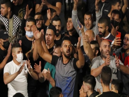 القدس: إجبار سلطات الاحتلال على إزالة السواتر الحديدية من باب العامود وفرحة تعمّ المقدسيين