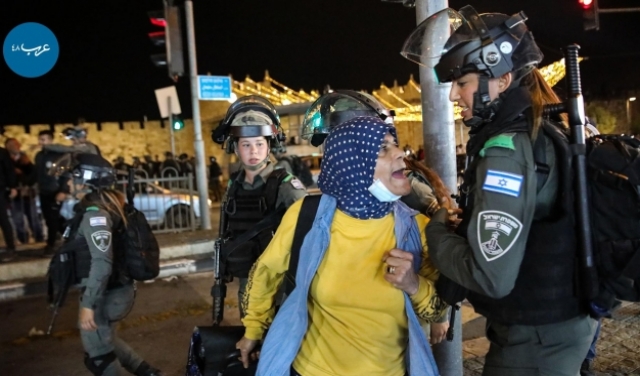 مجنّدة إسرائيلية تتصادم مع امرأة فلسطينية في باب العامود