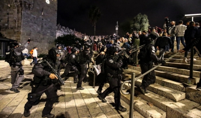 القدس المحتلّة: تجدُّد اقتحام باب العامود واعتقالات ومحاولة اختطاف طفل