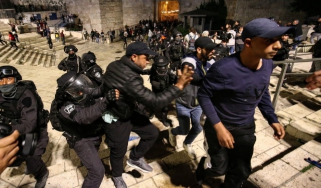 القدس: تجدّد اعتداء شرطة الاحتلال بباب العامود ومستعربون يختطفون فتى