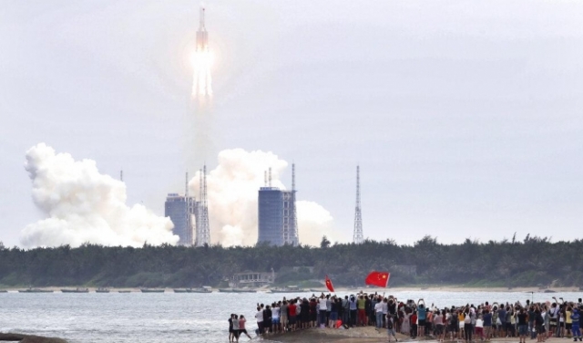 الصين تطلق الوحدة الأساسية لمحطّتها الفضائيّة: تأمين وجود دائم لروّاد بالفضاء
