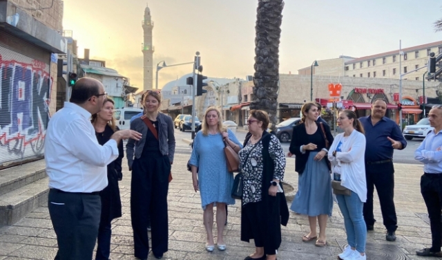 دبلوماسيون أوروبيون يطلعون على أوضاع العرب في يافا