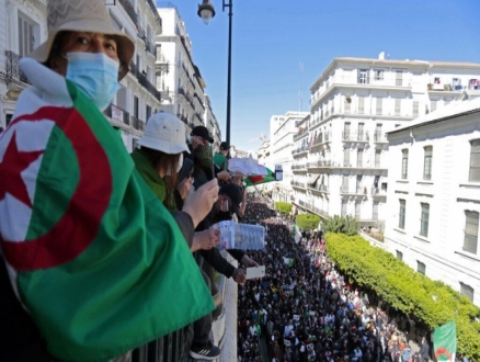 الآلاف يتظاهرون بالعاصمة الجزائريّة للتنديد بتصاعد القمع الأمني