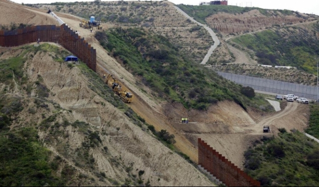 البنتاغون: إلغاء خطط بناء جدار على الحدود مع المكسيك