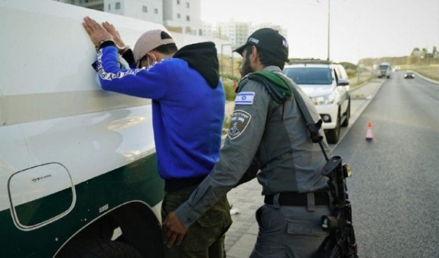 اعتقال 82 عاملا من الضفة الغربية و7 مشتبهين بنقلهم إلى البلاد