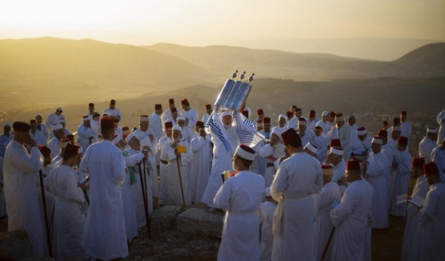 السامريون خلال طقس ديني على جبل نابلس