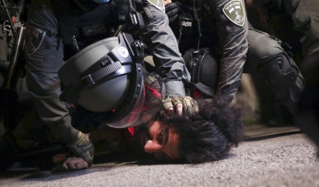 لحظات اعتقال شاب فلسطيني في الشيخ جراح