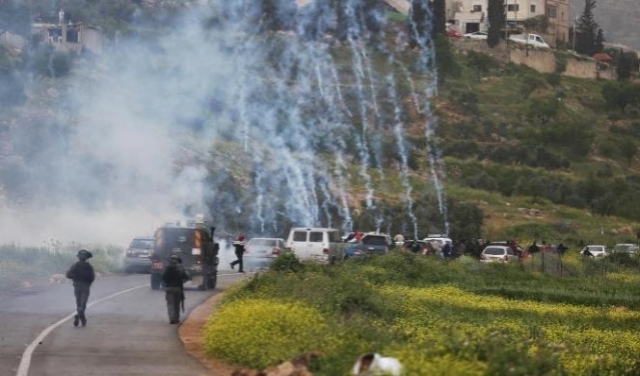 عشرات الإصابات خلال تفريق جيش الاحتلال مسيرات مناهضة للاستيطان بالضفة