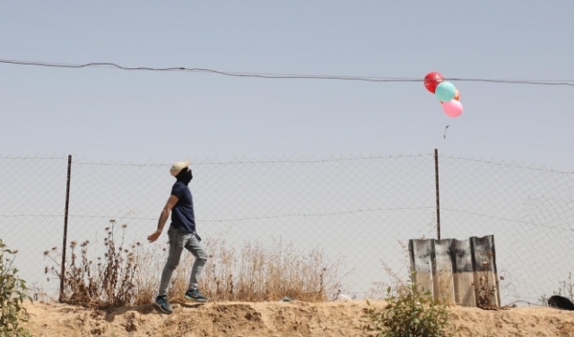 15 حريقًا في محيط قطاع غزة جراء البالونات الحارقة
