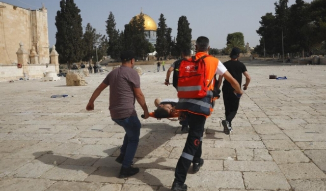 مئات الإصابات باعتداءات الاحتلال في القدس