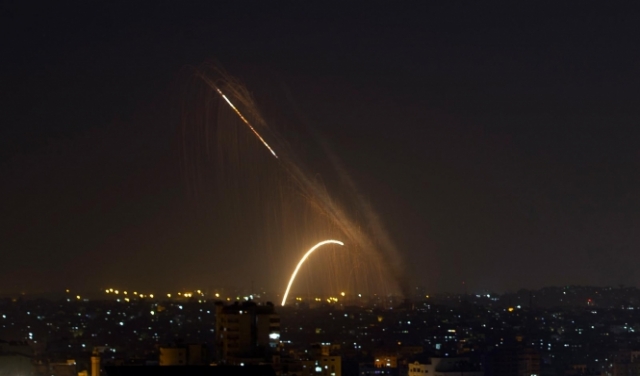 لليلة الثانية: عدوان على غزة وقذائف صاروخية باتجاه الجنوب