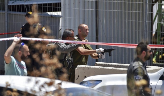 حاجز زعترة: الاحتلال يعدم فلسطينيًا ويصيب آخر بجروح حرجة 